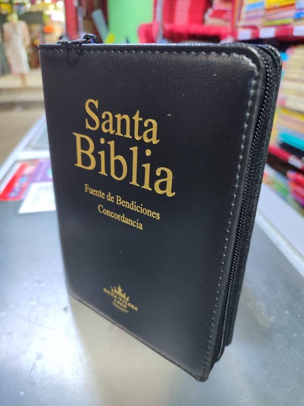Santa biblia con cierre mediano