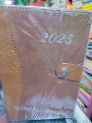 Agenda 2025 marrón con broche y filo dorado